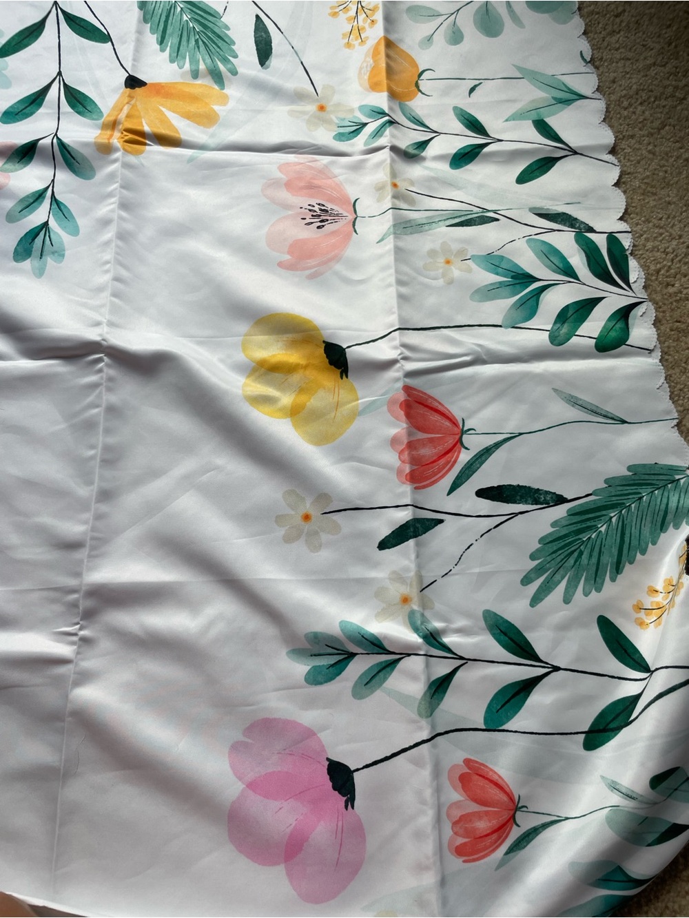 White Floral rectangular tablecloth with scalloped edges